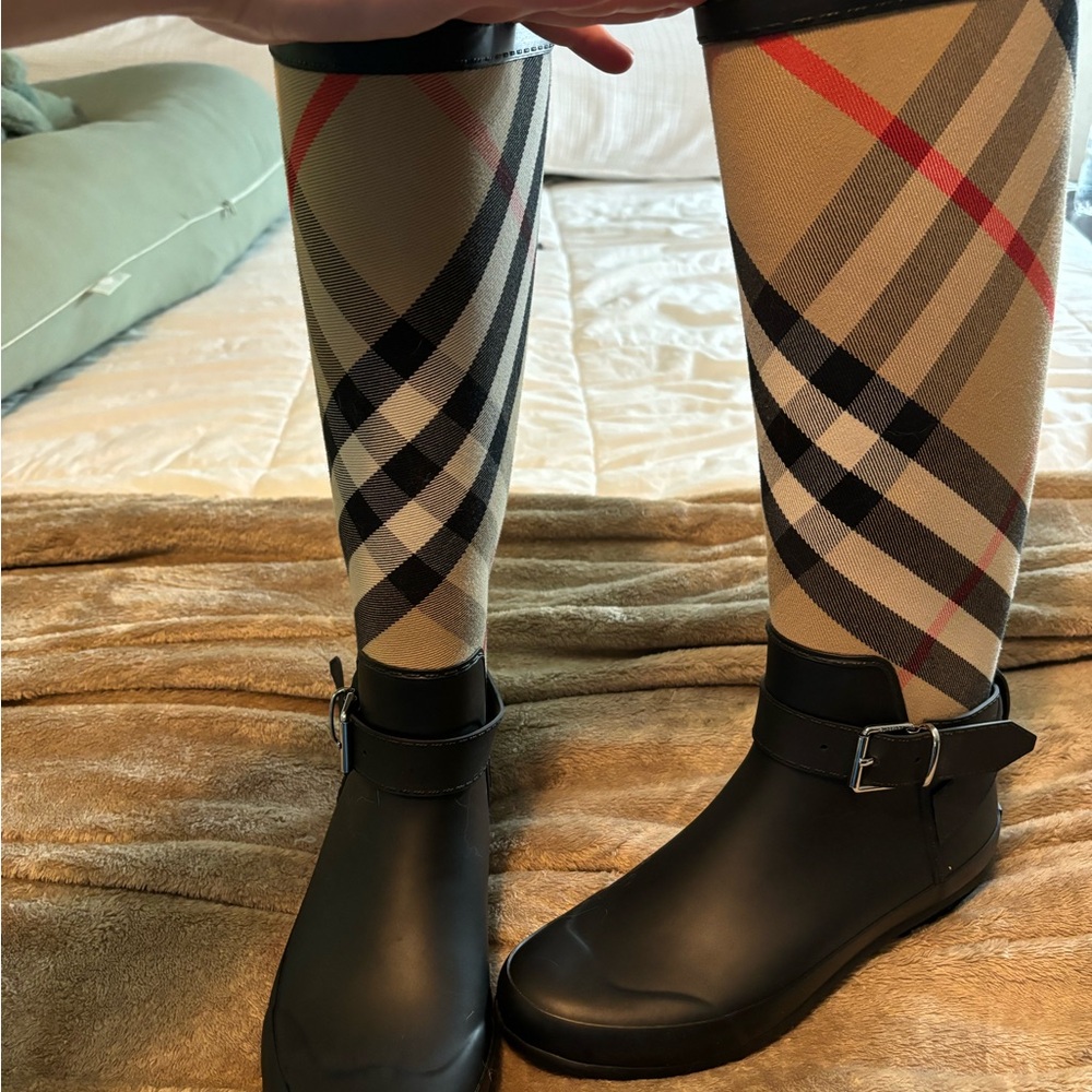 Burberry rain boots, like brand new worn two times.